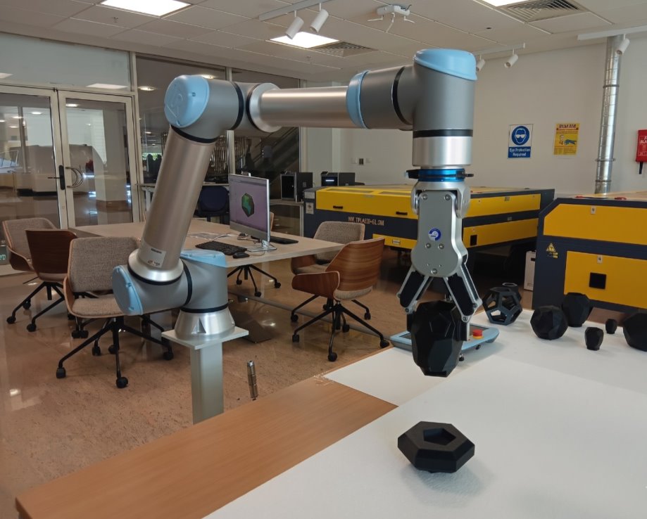 Robotic arm in the CM-iTAD fabrication lab